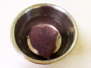 5、青椒炒猪肝,把猪肝放入冷水中浸泡20分钟,中间换一次水,泡出血水