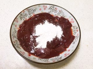 6、青椒炒猪肝,把猪肝切成小片,在猪肝里面加入1勺红薯淀粉