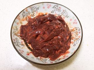 7、青椒炒猪肝,抓匀后静止5分钟