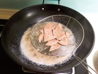 8、青椒炒猪肝,锅中水烧开后放入猪肝,焯水2分钟