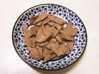 9、青椒炒猪肝,把焯好的猪肝捞出来,用温水清洗干净