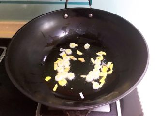 10、青椒炒猪肝,炒锅烧热后加入1勺菜籽油,油烧热后加入葱花和姜片,煸炒出香味