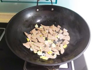 11、青椒炒猪肝,加入焯好的猪肝,翻炒1分钟