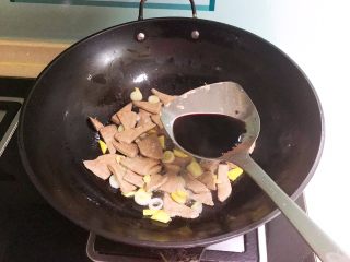 12、青椒炒猪肝,加入1小勺生抽