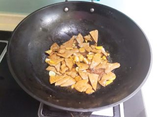 13、青椒炒猪肝,大火翻炒均匀