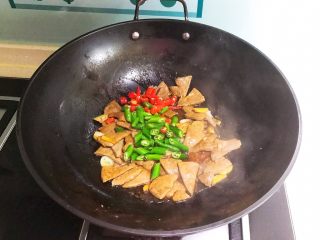 14、青椒炒猪肝,加入小米辣和尖椒