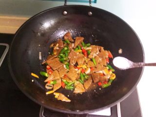 15、青椒炒猪肝,翻炒均匀,加入精盐调味