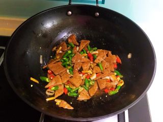 16、青椒炒猪肝,翻炒均匀即可,青椒炒猪肝做好了