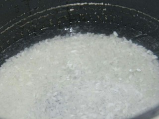 9、地瓜山药粥,把大米放锅里，倒入适量的水