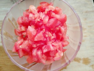 5、金针番茄蛋汤,番茄冼净切成小块