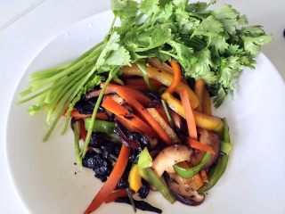 6、健康低卡餐-秘鲁三色藜麦寿司,加入蘑菇观音菜翻炒，2-3分钟后加盐和胡椒粉调味，盛出备用