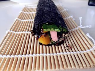 9、健康低卡餐-秘鲁三色藜麦寿司,用寿司卷帘卷起