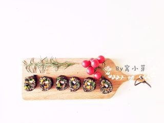 10、健康低卡餐-秘鲁三色藜麦寿司,用料理刀按照自己喜好切好摆盘即可