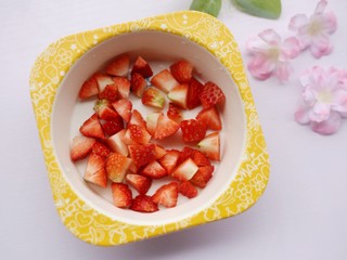3、酸酸甜甜的奶香草莓????山药球,切粒备用。