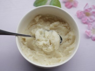 7、酸酸甜甜的奶香草莓????山药球,用勺子压成山药泥。