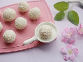 11、酸酸甜甜的奶香草莓????山药球,裹上一层椰蓉。