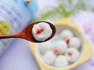 14、酸酸甜甜的奶香草莓????山药球,来 你也吃一口。