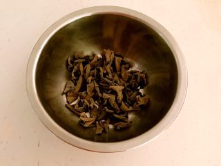 1、黑白菜,干木耳加温水泡发30分钟