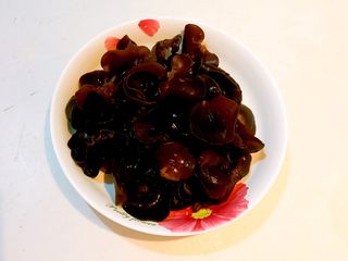 2、黑白菜,泡发好的木耳清洗干净，沥干水分