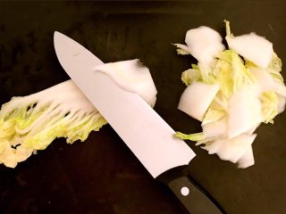 4、黑白菜,白菜叶清洗干净后，斜刀切成薄片