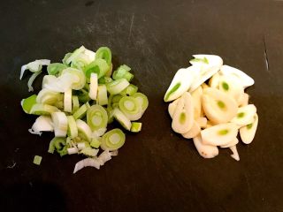 6、黑白菜,把大葱切成葱花，蒜瓣切成蒜片