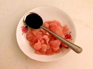 7、黑白菜,猪里脊肉切成薄片，加入一勺生抽