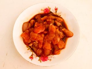 8、黑白菜,调匀后腌制5分钟