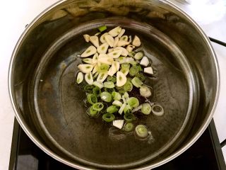 9、黑白菜,锅里加入大豆色拉油，烧热后加入花椒粉，葱花和蒜片，炒出香味