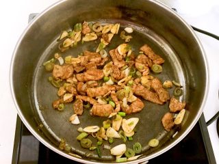 11、黑白菜,翻炒3分钟