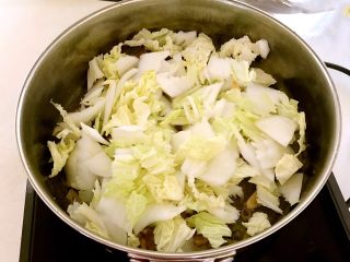 12、黑白菜,加入白菜片，翻炒1分钟