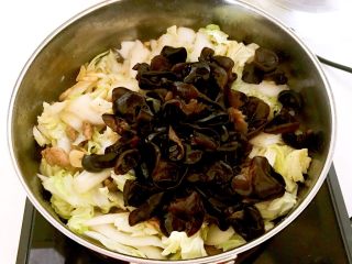 13、黑白菜,加入木耳，翻炒2分钟