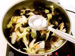 14、黑白菜,加入精盐调味