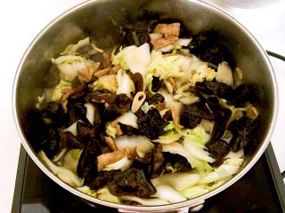 15、黑白菜,翻炒均匀即可，白菜木耳炒好了
