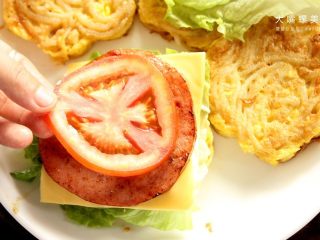 11、你绝对没吃过的螺蛳粉汉堡,别忘了还有酸甜开胃的番茄片。（其实小编一直很想知道，番茄是属于水果还是蔬菜 - -）