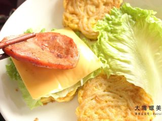 10、你绝对没吃过的螺蛳粉汉堡,再加上一片火腿片。（小编的最爱）