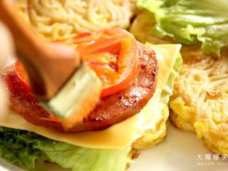 12、你绝对没吃过的螺蛳粉汉堡,再刷上一层薄薄的红油，秘制红油你值得拥有。（啊啊啊，每次一看到红油欲滴的样子就流口水(¯﹃¯)）