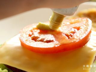 13、你绝对没吃过的螺蛳粉汉堡,喜欢芥末的朋友可以添加一些芥末，别有一番风味哦。（吃不了重口味的宝宝可以免此步骤~）