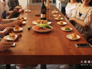 18、你绝对没吃过的螺蛳粉汉堡,这色泽看起来真的很诱人啊，那味道究竟如何呢，先来看看我们“黑料家族”的试吃体验吧（有图有真相，听说汉堡与跟红酒更配哦~）