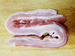 1、千张红烧肉,五花肉冷水泡15分钟去血水，洗干净。