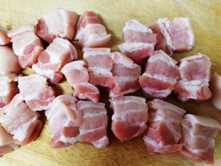 3、千张红烧肉,肉切小块儿。