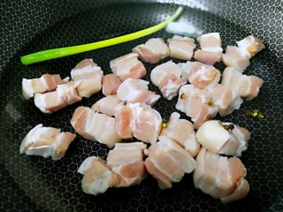 4、千张红烧肉,冷水下锅，放入小葱和花椒粒。