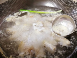 5、千张红烧肉,水开大火焯5分钟，撇去浮沫。