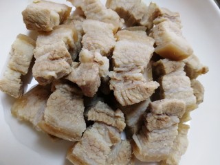 6、千张红烧肉,控水捞出。