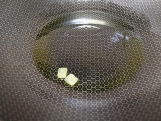 7、千张红烧肉,热锅倒入少量的油（五花肉炒的时候还会出油），放入冰糖。