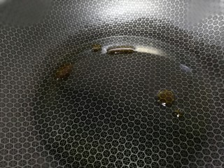 8、千张红烧肉,小火直到冰糖融化变焦糖色。