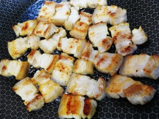 9、千张红烧肉,放入五花肉，翻炒上色。