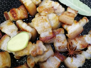 10、千张红烧肉,放入香叶，生姜，大料炒香。