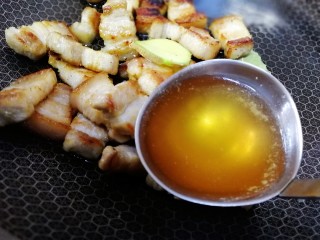 11、千张红烧肉,放入料酒（两大勺），烹香去腥。