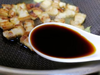 12、千张红烧肉,淋上两勺生抽，半勺老抽。