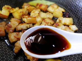 13、千张红烧肉,一勺蚝油，炒匀。